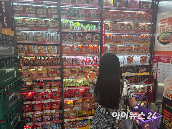 명동에서 한국 제품을 전문적으로 파는 매장 앞에 외국인들이 몰려 있다. [사진=구서윤 기자]