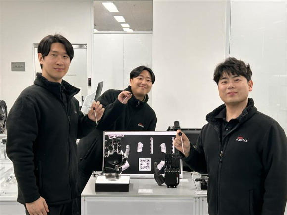 에이딘로보틱스의 초소형 6축 힘∙토크 센서 제품을 개발해낸 석동엽 팀장(왼쪽부터), 이승연 연구원, 김용범 연구소장 [사진=에이딘로보틱스]