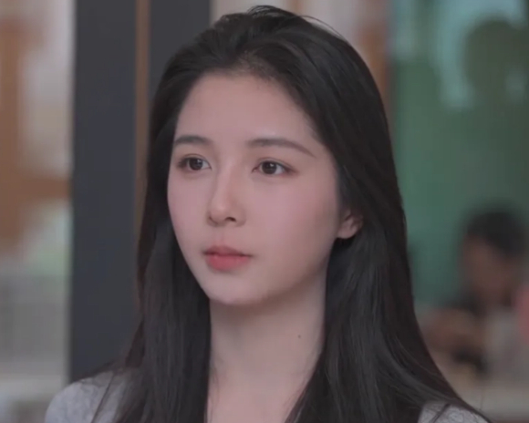 빼어난 미모로 중국에서 화제가 됐던 칭화대생 장선신란의 아버지가 "예쁜 소녀들에게 라이브 스트리밍은 적합하지 않다"는 발언으로 논란이 일고 있다. 사진은 장선신란. [사진=바이두 ]