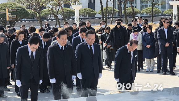 이재명 더불어민주당 대표와 김부겸 상임공동선거대책위원장, 윤영덕 21일 광주 북구 국립5.18민주묘지에 참배를 하고 있다. [사진=김주훈 기자]