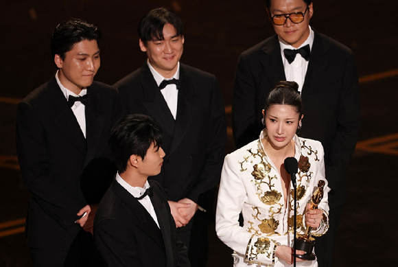 케이팝 데몬 헌터스가 아카데미 주제가상을 수상해 이재가 수상 소감을 하고 있다. [사진=AFP/연합뉴스]