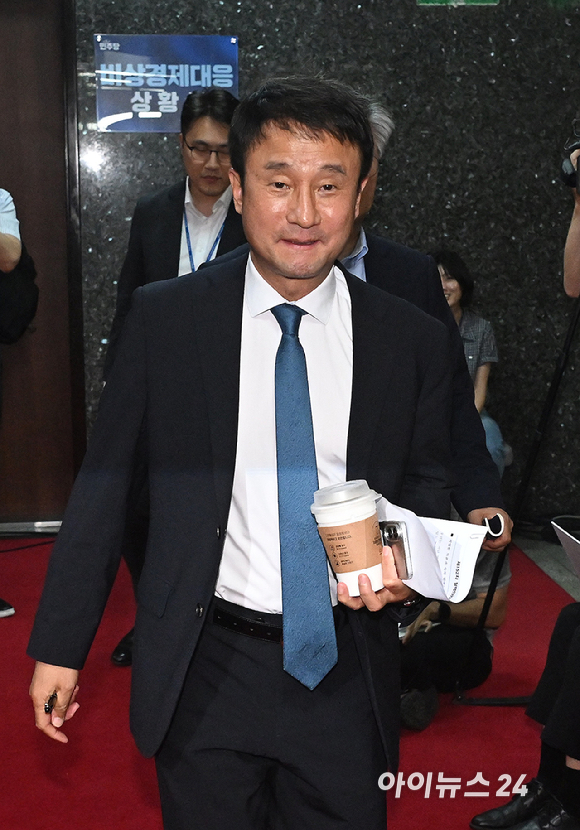 한병도 더불어민주당 대표 직무대행 겸 원내대표가 24일 서울 여의도 국회에서 열린 비공개 의원총회에 참석하고 있다. [사진=곽영래 기자]