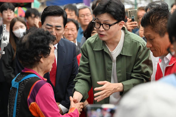 한동훈 국민의힘 당대표와 최봉의 전 곡성군수 후보(오른쪽)가 18일 오전 전남 곡성군 곡성기차마을시장에서 시장 상인들을 만나며 10·16 재선거 낙선 인사를 하고 있다.  [사진=뉴시스]