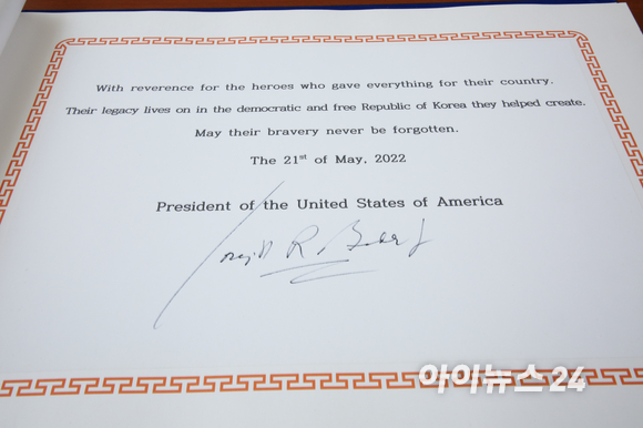 방한 중인 조 바이든 미국 대통령이 21일 오후 서울 동작구 국립서울현충원을 찾아 작성한 방명록. [사진=사진공동취재단]