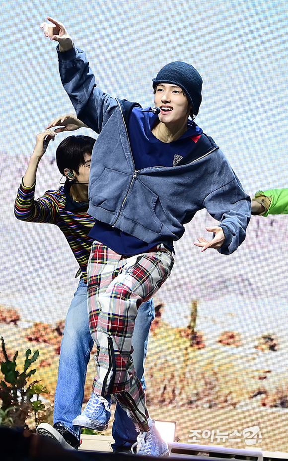 그룹 코르티스 성현이 18일 오후 서울 용산구 블루스퀘어에서 열린 코르티스(CORTIS) 데뷔 쇼케이스 '컬러 아웃사이드 더 라인스'(COLOR OUTSIDE THE LINES)에서 멋진 무대를 선보이고 있다. [사진=정소희 기자]