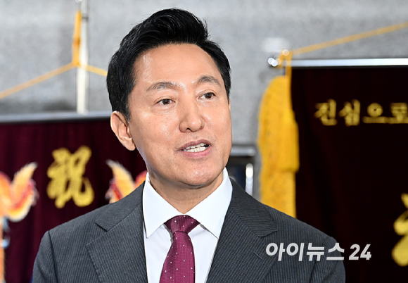 오세훈 서울 시장이 7일 오후 서울 여의도 국회의원회관에서 열린 '지방분권형 헌법 개정 국회 대토론회'를 마치고 브리핑을 하고 있다. [사진=곽영래 기자]