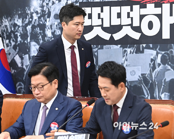 우재준 국민의힘 청년 최고위원이 29일 서울 여의도 국회에서 열린 최고위원회의에 참석하고 있다. [사진=곽영래 기자]
