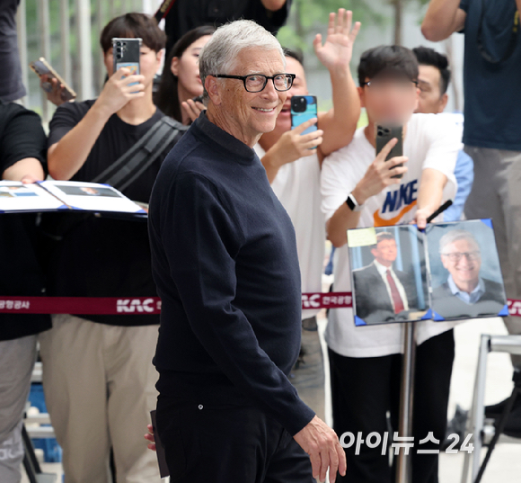 마이크로소프트(MS) 창업자인 빌 게이츠 '빌 앤 멜린다 게이츠 재단' 공동이사장이 20일 오후 서울김포비즈니스항공센터(SGBAC)를 통해 입국하고 있다. [사진=곽영래 기자]
