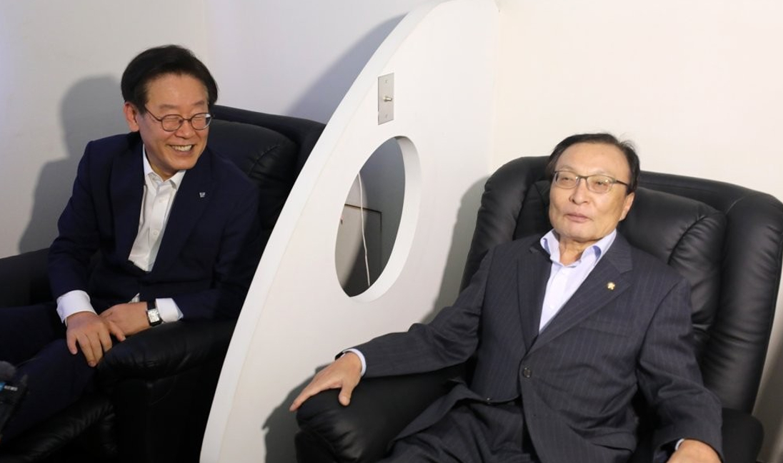 이재명 대통령이 경기 성남시장 재직시절이던 2016년 11월 2일, 당시 사단법인 통일맞이 이사장이었던 고 이해찬 전 국무통리와 성남시청에서 '금강 1894' 평양공연 추진 등 남북교류협력에 관한 협약을 체결한 뒤 기자회견을 하고 있다. 2016.11.2 [성남시 제공] [사진=연합뉴스]