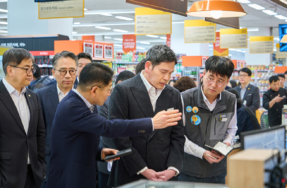 지난 6일 스타필드마켓 죽전점을 찾은 정용진 신세계그룹 회장이 간편식 델리 매장에서 상품 설명을 듣고 있다. [사진=정용진]