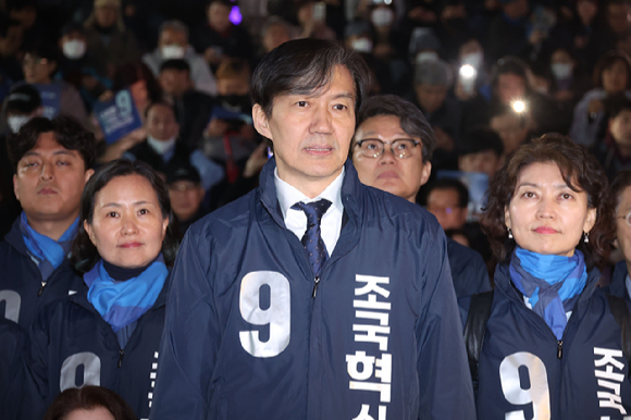 조국 조국혁신당 대표가 지난 28일 오후 서울 종로구 광화문 세종문화회관 계단에서 열린 조국혁신당 22대 총선 출정 기자회견에서 발언을 하고 있다. [사진=뉴시스]