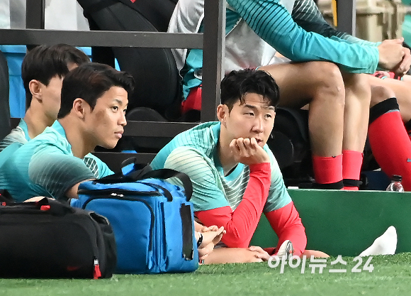10일 오후 경기도 서울월드컵경기장에서 열린 22026 FIFA 북중미 월드컵 아시아 3차 예선 조별리그 B조 10차전 최종전 대한민국과 쿠웨이트의의 경기에서 손흥민이 벤치에서 경기를 지켜보고 있다. [사진=곽영래 기자]