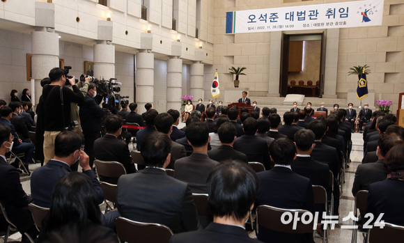 오석준 신임 대법관이 28일 오후 서울 서초구 대법원에서 열린 취임식에서 취임사를 하고 있다. [사진=사진공동취재단]