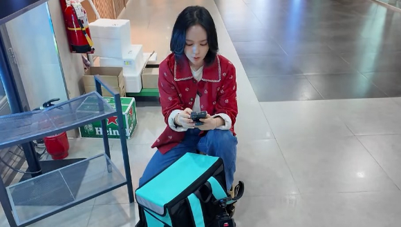 배우 한가인이 배달 아르바이트를 체험했다. [사진=유튜브 '자유부인 한가인' 캡처]