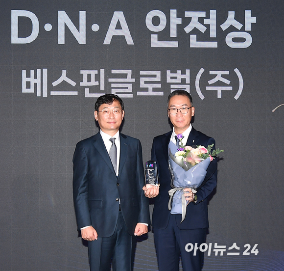 종합경제미디어 아이뉴스24가 23일 서울 영등포구 여의도동 FKI타워컨퍼런스센터에서 '아이포럼2025-지금은 인공지능 대전환(AX):AI 3대 강국 어떻게 만들 것인가' 컨퍼런스를 개최했다. 포럼에 앞서 '제6회 아이뉴스24 D&middot;N&middot;A 혁신상 시상식'이 열린 가운데 베스핀글로벌 코리아 허양호 대표가 D&middot;N&middot;A 안전상(정보통신산업진흥원원장상)을 수상하고 있다. 왼쪽은 시상자로 나선 김득중 정보통신산업진흥원 부원장. [사진=곽영래 기자]