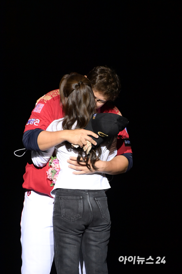 '조선의 4번 타자' 롯데 이대호의 은퇴식이 8일 부산 동래구 사직야구장에서 열린 가운데 이대호의 다양한 모습. [사진=정소희 기자]