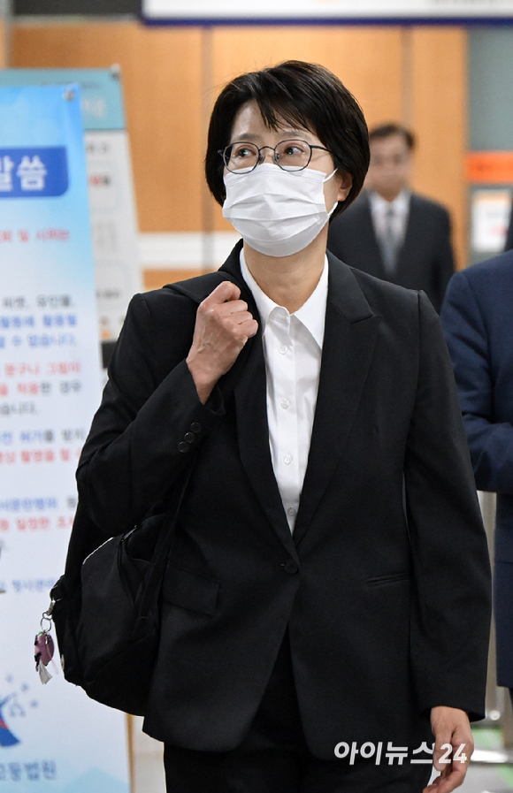'쿠팡 퇴직금 미지급 사건'을 무혐의 처분하도록 외압을 행사한 혐의를 받는 김동희 부산고검 검사가 16일 서울 서초구 서울중앙지법으로 출석하고 있다. [사진=사진공동취재단 ]