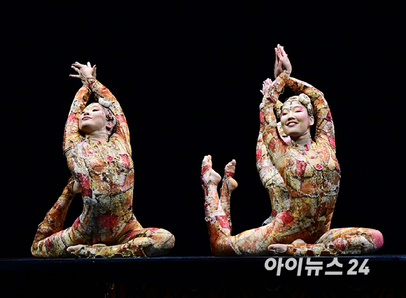 15일 오후 서울 잠실종합운동장 내 빅탑에서 열린 태양의서커스 '쿠자(KOOZA)' 프레스 컨퍼런스에서 배우들이 환상적인 무대를 선보이고 있다. [사진=정소희 기자]