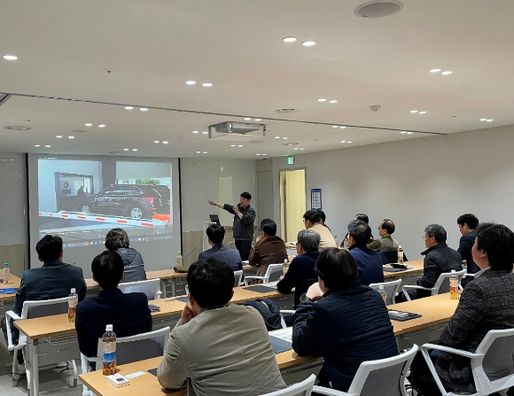 차재영 에스피앤모빌리티 팀장이 최근 삼표비즈니스센터에서 진행된 세미나에서 서울 대형 설계회사 임원진들을 대상으로 로봇주차 솔루션을 설명하고 있다. [사진=삼표그룹]