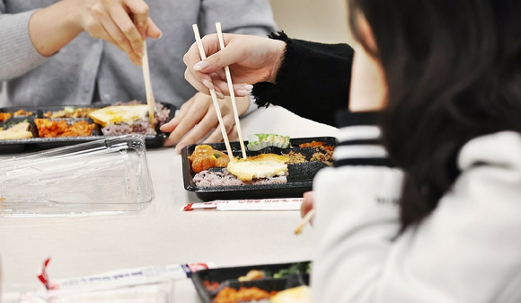 편의점 업계가 '혼족'을 잡기 위한 신제품 개발과 라인업 확대에 집중하고 있다. [사진=연합뉴스]