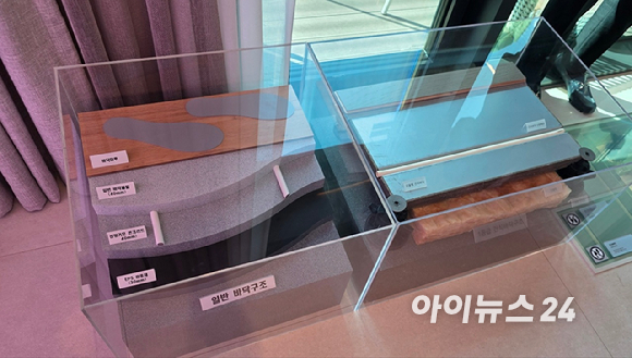 삼성물산 관계자가 '넥스트 퍼니처' 가구를 밀고 있다. [사진=이수현 기자]