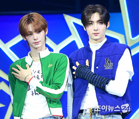 그룹 투어스(왼쪽부터 한진, 영재, 도훈, 신유, 경민, 지훈)이 13일 오후 서울 광진구 예스24라이브홀에서 열린 투어스(TWS) 네 번째 미니앨범 'play hard' 발매 쇼케이스에 참석하고 있다. [사진=정소희 기자]