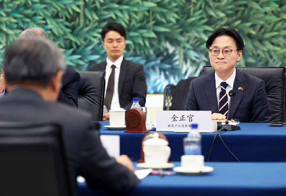 김정관 산업통상부 장관이 12일(현지시간) 중국 베이징 상무부에서 왕 원타오 중국 상무부 부장과 면담하고 있다. 2025.12.12 [사진=산업통상부]