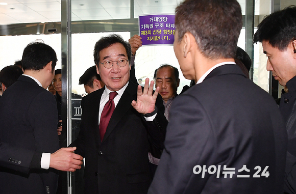 이낙연 더불어민주당 전 대표가 11일 오후 서울 여의도 국회 소통관에서 탈당 및 신당 창당 선언 기자회견에 앞서 지지자들과 인사를 나누고 있다. [사진=곽영래 기자]