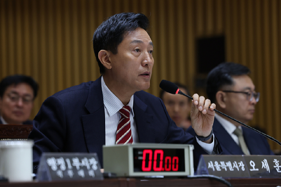오세훈 서울시장이 19일 서울시청에서 열린 국회 국토교통위원회 국정감사에서 위원 질의에 답하고 있다. [사진=연합뉴스]