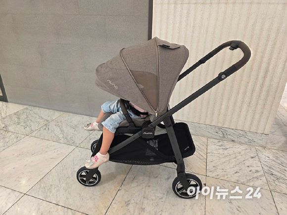 뉴나 스위브 바퀴가 옆으로 회전해 이동하고 있다. [사진=구서윤 기자]