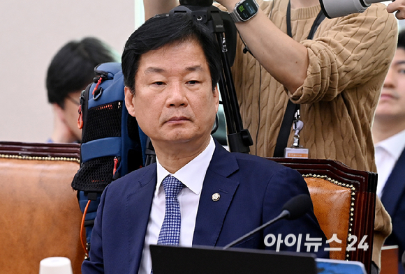 박균택 더불어민주당 의원이 26일 서울 여의도 국회에서 열린 법제사법위원회의 법무부 등에 대한 종합감사에서 생각에 잠겨 있다. [사진=곽영래 기자]