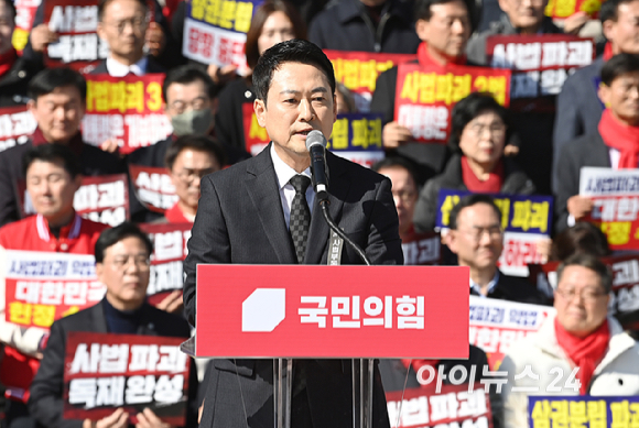 장동혁 국민의힘 대표가 3일 서울 여의도 국회 본관 앞에서 열린 사법독립 헌정수호를 위한 대국민 호소 국민대장정 규탄대회에서 발언하고 있다. [사진=곽영래 기자]