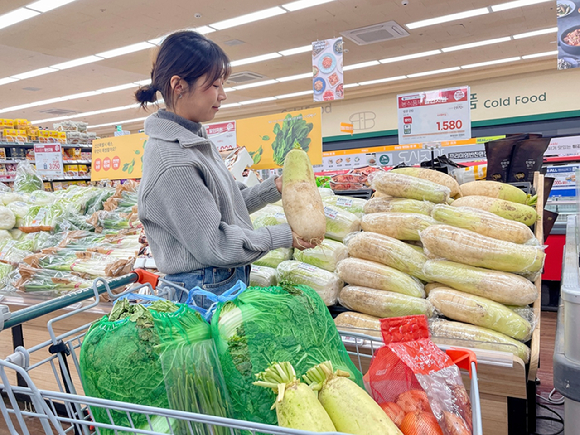 GS더프레시가 가맹 확장 전략을 통해 매출 확대 등 지난해 호실적을 기록했다. 사진은 GS더프레시 점포에서 모델이 상품을 살펴보고 있는 모습. [사진=GS더프레시]