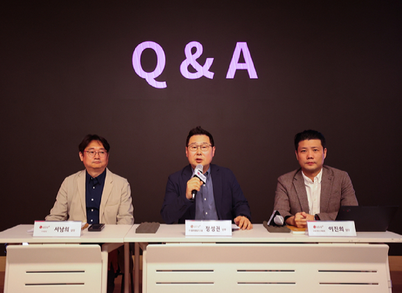 LG유플러스가 자체 개발한 AI 상담 어드바이저 설명회에서 질의 응답을 받고 있다. 왼쪽부터 서남희 CV담당, 정성권 IT/플랫폼빌드그룹장, 이진희 신규서비스개발랩장. [사진=LGU+]