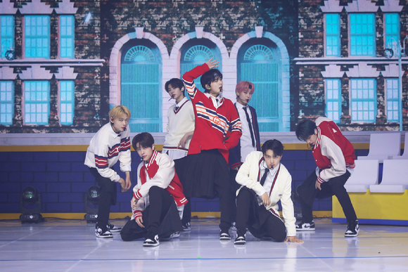 그룹 엔하이픈(ENHYPEN)이 12일 온라인으로 진행된 첫 번째 정규 앨범 'DIMENSION : DILEMMA' 발매 기념 쇼케이스에 참석해 멋진 공연을 펼치고 있다. [사진=빌리프랩]