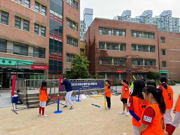 지난 20일 서울 금동초등학교에서 진행된 2023 KBO 찾아가는 티볼교실에서 장원진 재능기부위원 등이 학생들을 대상으로 타격 레슨을 하고 있다. [사진=한국야구위원회(KBO)]