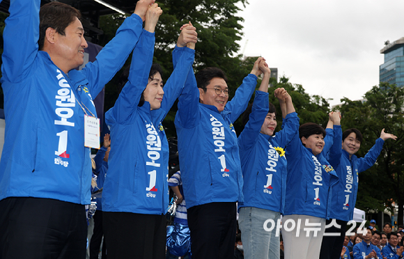 정원오 더불어민주당 서울시장 후보가 6&middot;3 지방선거 공식 선거운동이 시작된 21일 서울 성동구 왕십리역 광장에서 열린 출정식에서 인사하고 있다. [사진=곽영래 기자]