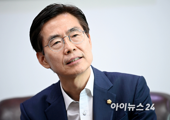 조경태 국민의힘 의원이 9일 서울 여의도 국회의원회관에서 아이뉴스24와 인터뷰를 하고 있다. [사진=곽영래 기자]