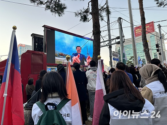 박형준 부산광역시장이 프랑스 파리에서 실시간 영상으로 시민들과 소통하고 있다. [사진=정예진 기자]