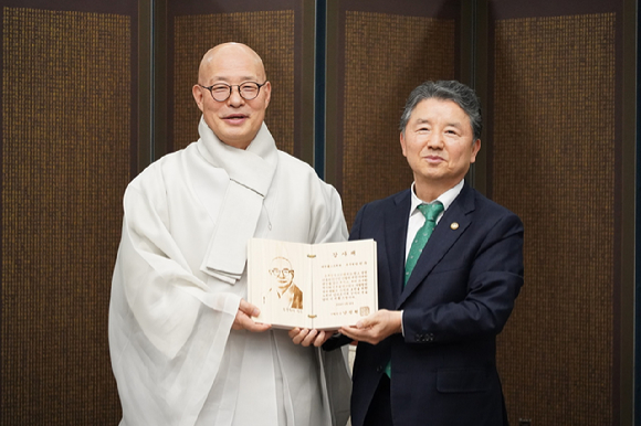 남성현 산림청장(오른쪽)이 22일 오후 서울 종로구 한국불교역사문화기념관에서 대한불교조계종 총무원장 진우스님에게 산림보호와 산불예방 등 숲 보존 노력에 대한 감사의 뜻을 전한 뒤 감사패를 전달하고 있다. [사진=산림청]