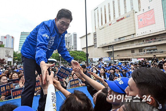 정원오 더불어민주당 서울시장 후보가 6&middot;3 지방선거 공식 선거운동이 시작된 21일 서울 성동구 왕십리역 광장에서 열린 출정식에서 인사하고 있다. [사진=곽영래 기자]