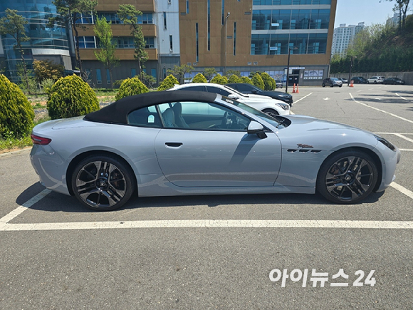 마세라티 '그란카브리오 폴고레'의 소프트탑을 연 모습. [사진=김종성 기자]
