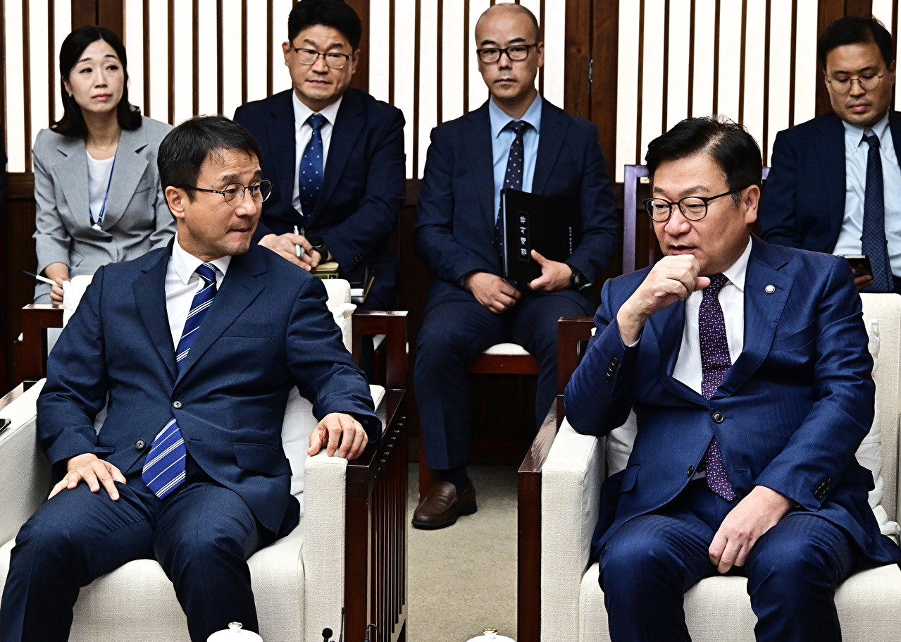 더불어민주당 권칠승 정책위의장과 국민의힘 임이자 정책위의장 등 참석자들이 1일 서울 여의도 국회에서 열린 더불어민주당&ndash;국민의힘 정책위원회 연석회의에서 기념촬영을 하고 있다. [사진=곽영래 기자]