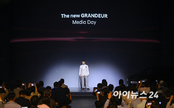 윤호준 현대자동차 국내사업본부장이 13일 서울 광진구 그랜드 워커힐에서 열린 현대자동차가 '더 뉴 그랜저' 미디어 데이에서 '더 뉴 그랜저' 를 공개하고 있다. [사진=곽영래 기자]