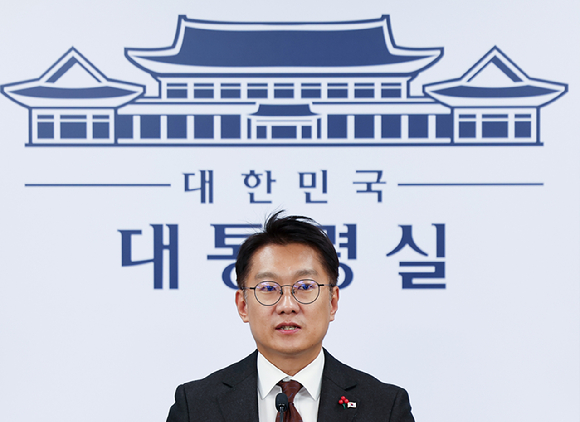 김남준 대변인이 14일 서울 용산 대통령실에서 이재명 대통령의 1~2일 차 정부 부처 업무보고 관련 브리핑을 하고 있다. 2025.12.14 [사진=연합뉴스]