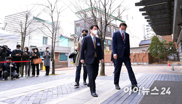 안철수 대통령직 인수위원장이 23일 오전 서울 종로구 통의동 대통령직인수위원회 사무실로 출근하고 있다. [사진=국회사진취재단]