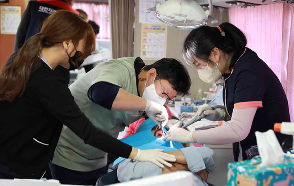 롯데제과와 대한치과의사협회가 함께하는 ‘닥터자일리톨버스’가 전라남도 여수시 해양경찰교육원을 방문해 아프가니스탄 특별 기여자 393명에 대한 치과 진료를 시행했다. [사진=롯데제과]