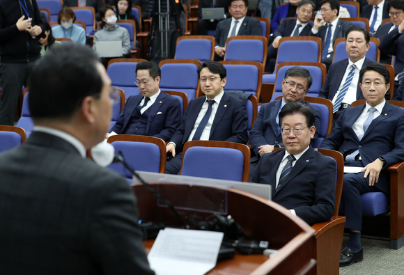 이재명 더불어민주당 대표와 의원들이 21일 오후 서울 여의도 국회에서 열린 의원총회에 참석해 박홍근 원내대표의 발언을 경청하고 있다. [사진=뉴시스]