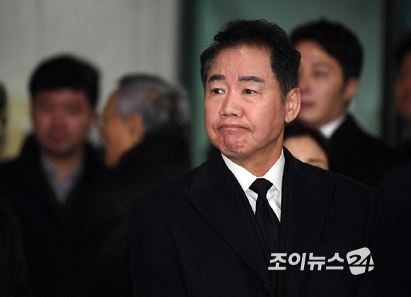 27일 오전 서울 송파구 서울아산병원 장례식장에서 엄수된 故 이순재의 발인식에서 연예계 동료들이 고인의 마지막 길을 배웅하고 있다. [사진=곽영래 기자]