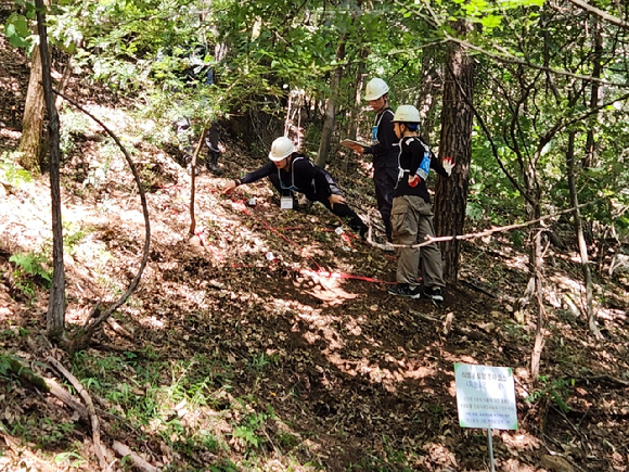2025년 제7회 국가산림자원조사 경진대회에서 수상자들이 단체 기념촬영을 하고있다. [사진=산림청]